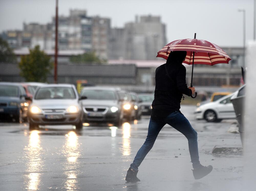 Fotoreporter "Vijesti" Boris Pejović zabilježio je detalje iz Podgorice, koju je danas "okupirala" kiša. Obilne padavine stvorile su probleme mještanima mnogih naselja. Pogledajte galeriju!