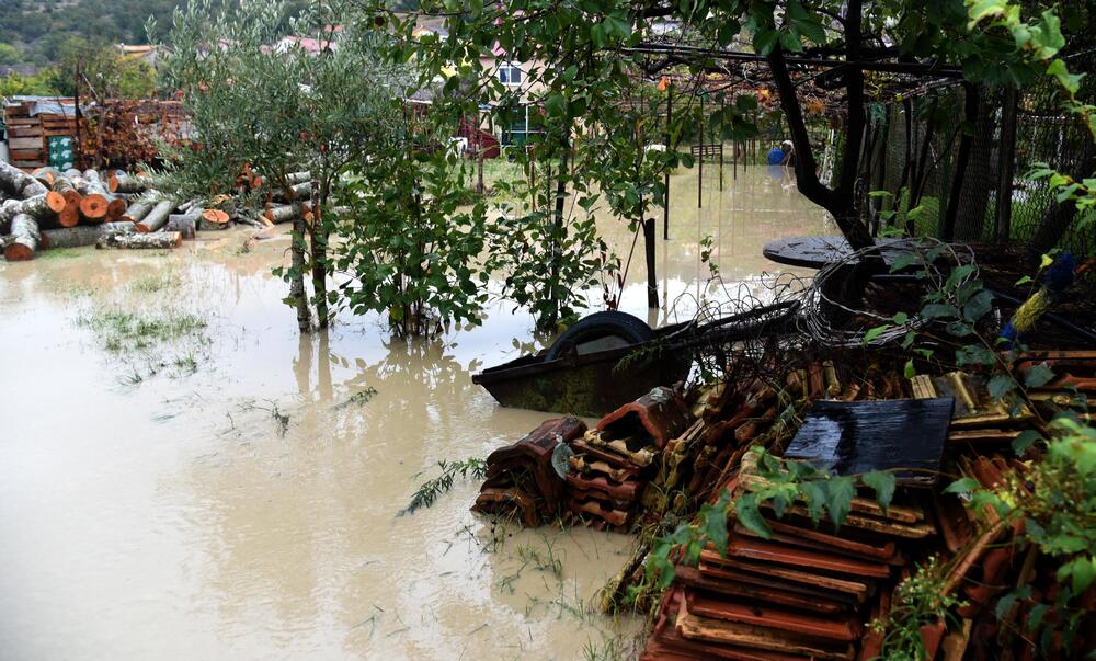 Fotoreporter "Vijesti" Boris Pejović zabilježio je detalje iz Podgorice, koju je danas "okupirala" kiša. Obilne padavine stvorile su probleme mještanima mnogih naselja. Pogledajte galeriju!