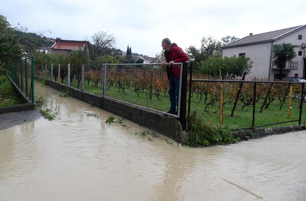 Fotoreporter "Vijesti" Boris Pejović zabilježio je detalje iz Podgorice, koju je danas "okupirala" kiša. Obilne padavine stvorile su probleme mještanima mnogih naselja. Pogledajte galeriju!