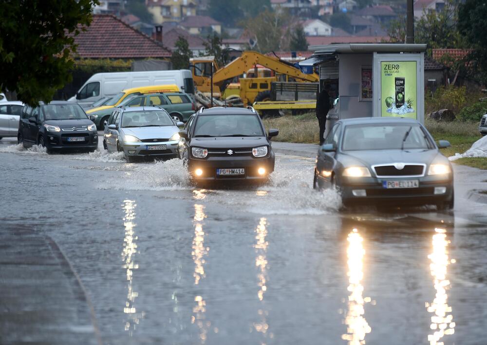 Fotoreporter "Vijesti" Boris Pejović zabilježio je detalje iz Podgorice, koju je danas "okupirala" kiša. Obilne padavine stvorile su probleme mještanima mnogih naselja. Pogledajte galeriju!