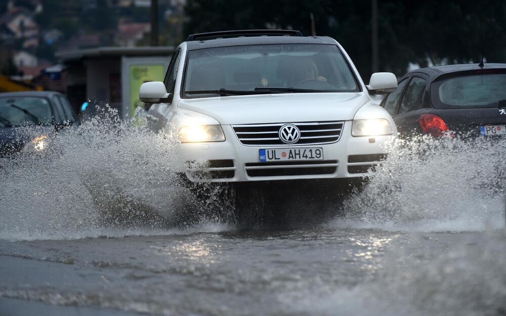 Fotoreporter "Vijesti" Boris Pejović zabilježio je detalje iz Podgorice, koju je danas "okupirala" kiša. Obilne padavine stvorile su probleme mještanima mnogih naselja. Pogledajte galeriju!