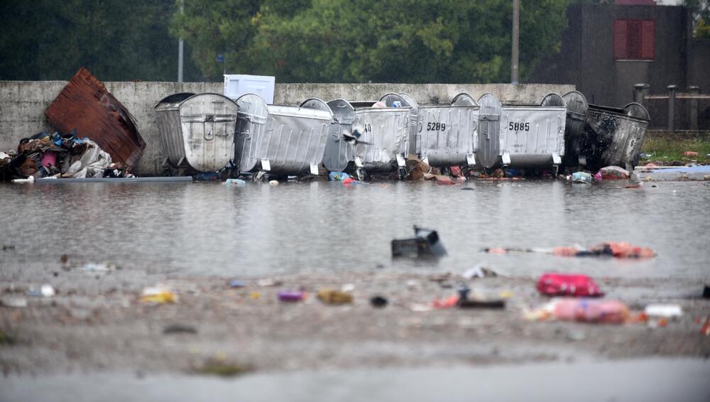 Fotoreporter "Vijesti" Boris Pejović zabilježio je detalje iz Podgorice, koju je danas "okupirala" kiša. Obilne padavine stvorile su probleme mještanima mnogih naselja. Pogledajte galeriju!
