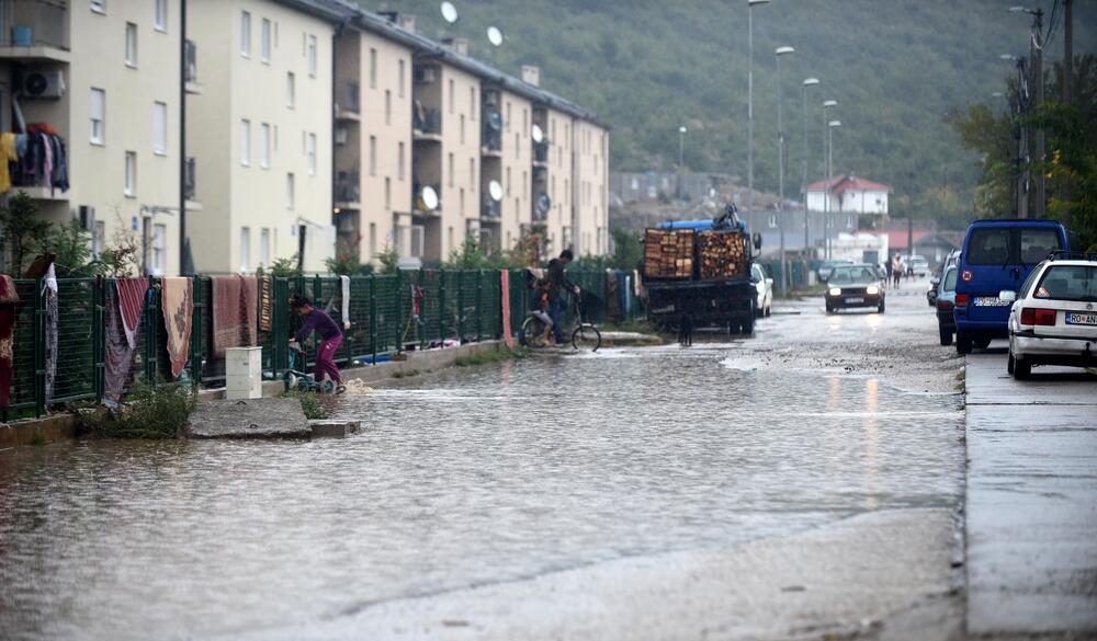 Fotoreporter "Vijesti" Boris Pejović zabilježio je detalje iz Podgorice, koju je danas "okupirala" kiša. Obilne padavine stvorile su probleme mještanima mnogih naselja. Pogledajte galeriju!