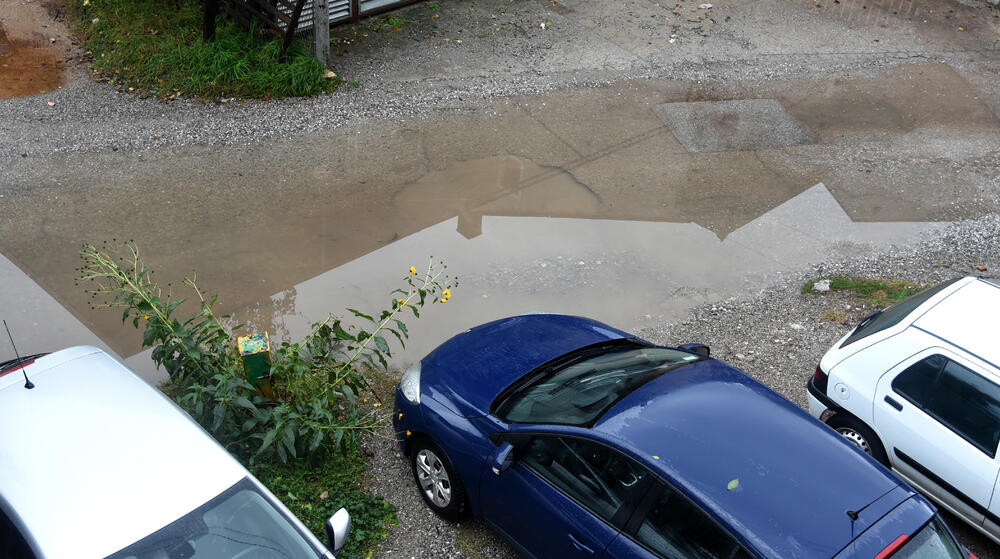 Fotoreporter "Vijesti" Boris Pejović zabilježio je detalje iz Podgorice, koju je danas "okupirala" kiša. Obilne padavine stvorile su probleme mještanima mnogih naselja. Pogledajte galeriju!