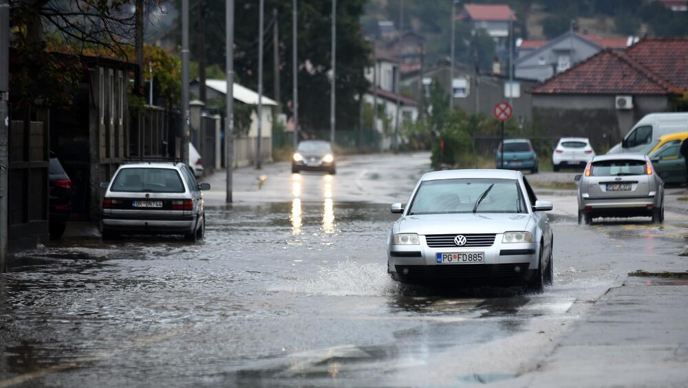 Fotoreporter "Vijesti" Boris Pejović zabilježio je detalje iz Podgorice, koju je danas "okupirala" kiša. Obilne padavine stvorile su probleme mještanima mnogih naselja. Pogledajte galeriju!