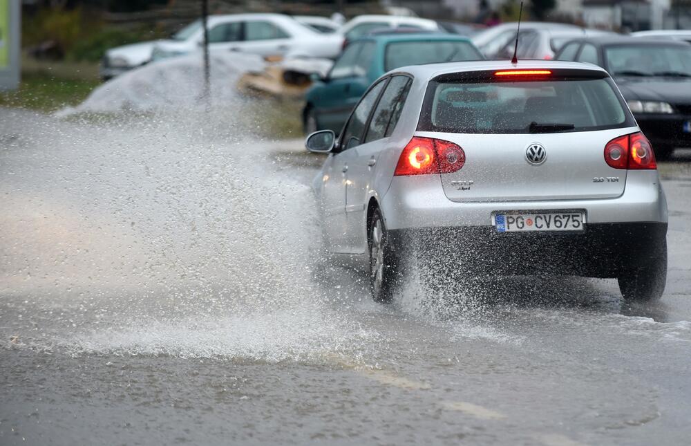 Fotoreporter "Vijesti" Boris Pejović zabilježio je detalje iz Podgorice, koju je danas "okupirala" kiša. Obilne padavine stvorile su probleme mještanima mnogih naselja. Pogledajte galeriju!