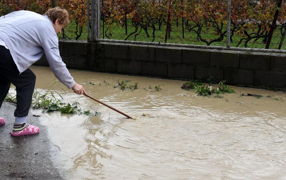 Fotoreporter "Vijesti" Boris Pejović zabilježio je detalje iz Podgorice, koju je danas "okupirala" kiša. Obilne padavine stvorile su probleme mještanima mnogih naselja. Pogledajte galeriju!
