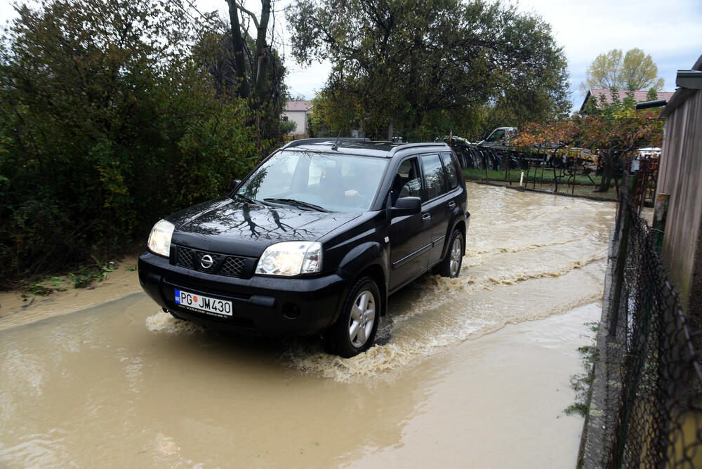 Fotoreporter "Vijesti" Boris Pejović zabilježio je detalje iz Podgorice, koju je danas "okupirala" kiša. Obilne padavine stvorile su probleme mještanima mnogih naselja. Pogledajte galeriju!