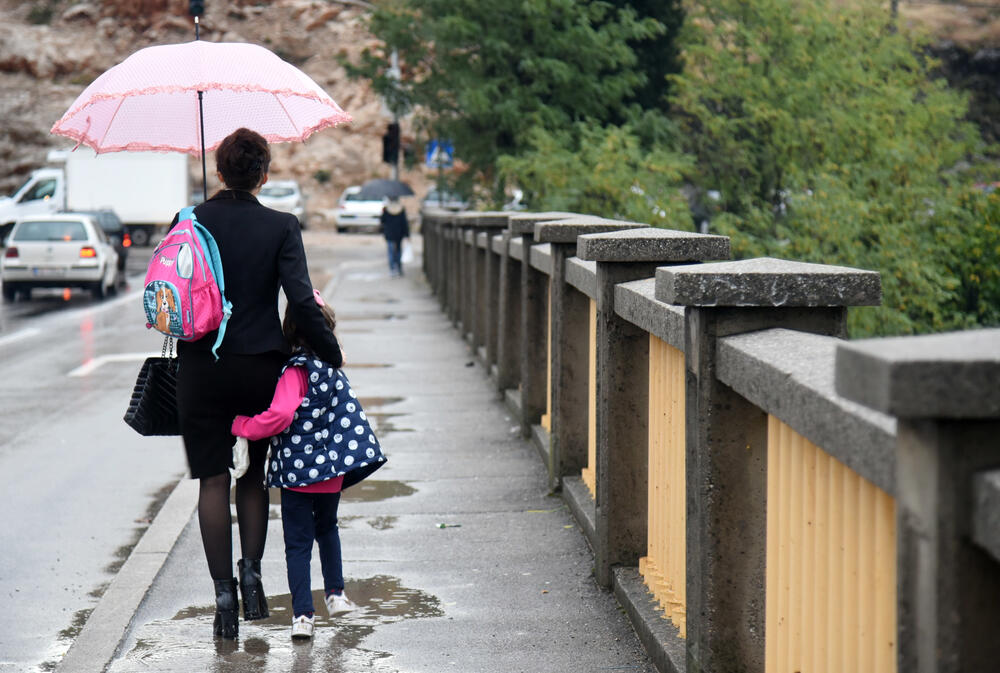 Fotoreporter "Vijesti" Boris Pejović zabilježio je detalje iz Podgorice, koju je danas "okupirala" kiša. Obilne padavine stvorile su probleme mještanima mnogih naselja. Pogledajte galeriju!