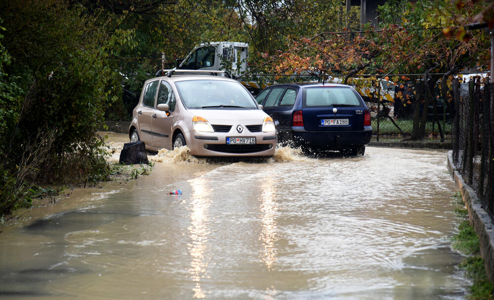 Fotoreporter "Vijesti" Boris Pejović zabilježio je detalje iz Podgorice, koju je danas "okupirala" kiša. Obilne padavine stvorile su probleme mještanima mnogih naselja. Pogledajte galeriju!