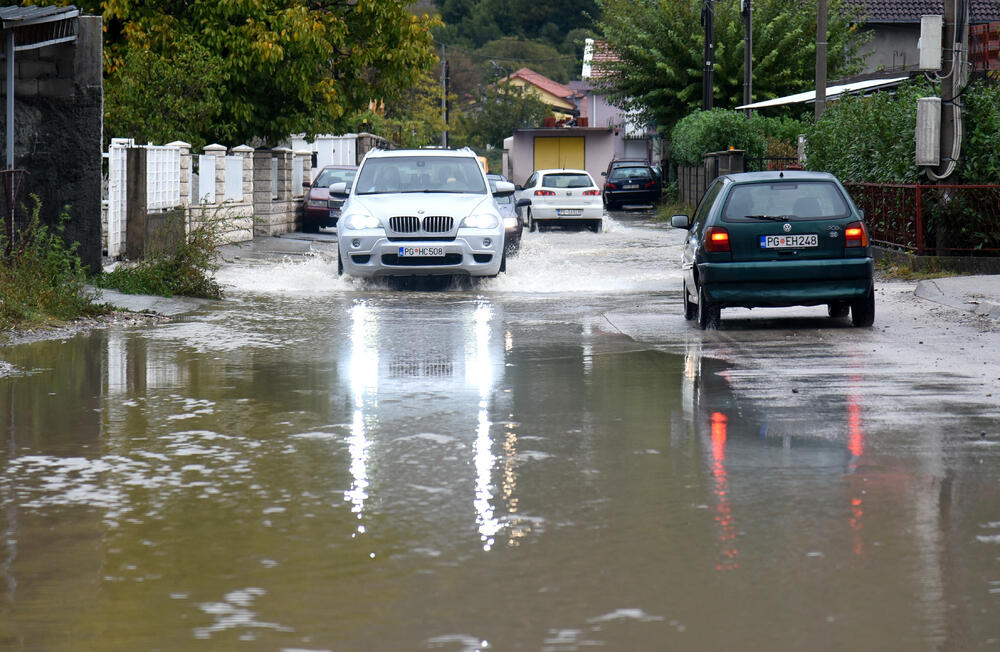 Fotoreporter "Vijesti" Boris Pejović zabilježio je detalje iz Podgorice, koju je danas "okupirala" kiša. Obilne padavine stvorile su probleme mještanima mnogih naselja. Pogledajte galeriju!