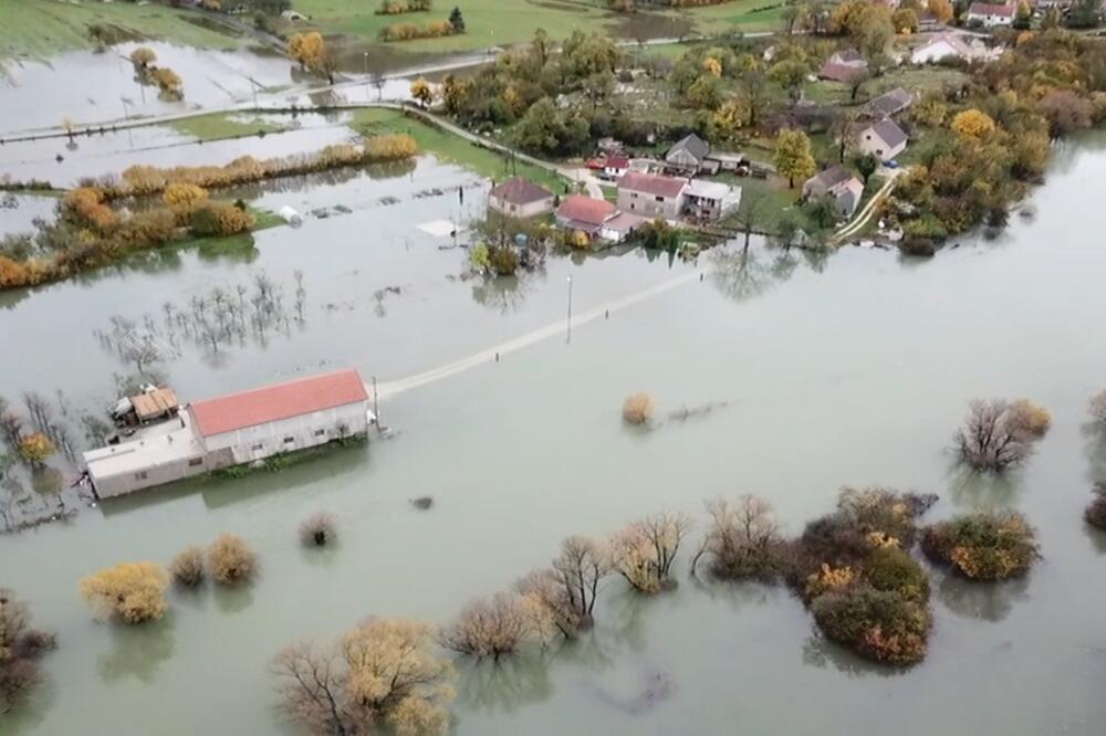 Voda u Nikšiću prodrla u kuće, njive poplavljene, Foto: Vladimir Stijepović