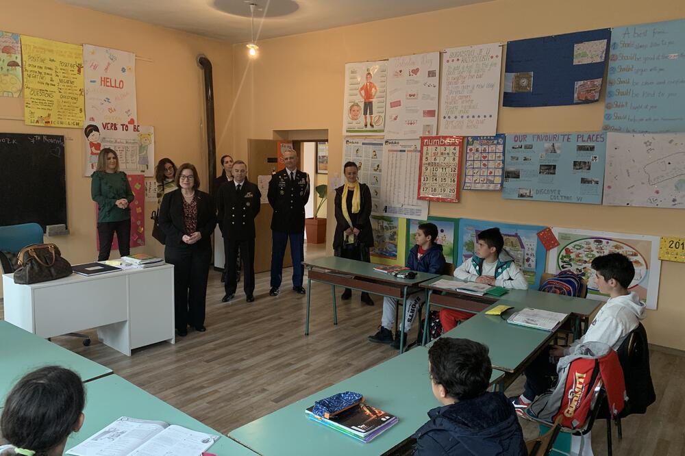 Amasadorka u školi na Bioču, Foto: Amasadorka u školi na Bioču