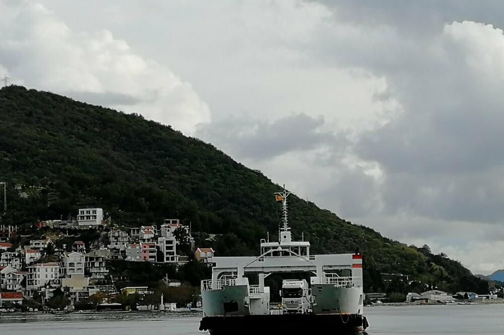 Trajekt se vraća sa šleperom