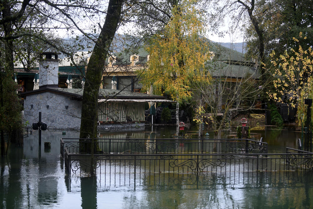 Fotoreporter "Vijesti" Boris Pejović danas je obišao obalu Cijevne i podgorička naselja koja su najviše pogođena obilnim padavinama. U galeriji pogledajte šta je zabilježio.