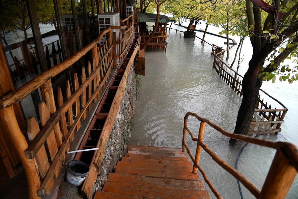 Fotoreporter "Vijesti" Boris Pejović danas je obišao obalu Cijevne i podgorička naselja koja su najviše pogođena obilnim padavinama. U galeriji pogledajte šta je zabilježio.