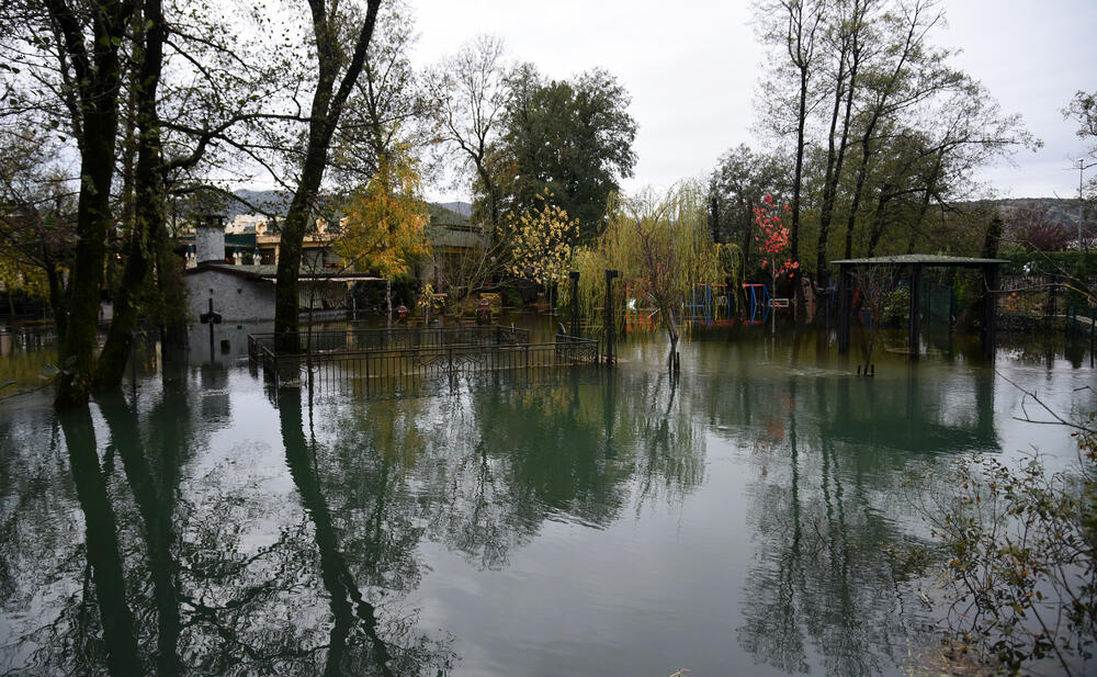 Fotoreporter "Vijesti" Boris Pejović danas je obišao obalu Cijevne i podgorička naselja koja su najviše pogođena obilnim padavinama. U galeriji pogledajte šta je zabilježio.