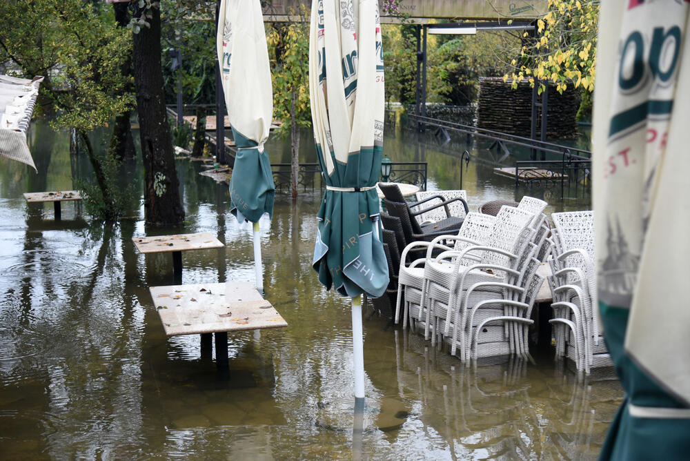 Fotoreporter "Vijesti" Boris Pejović danas je obišao obalu Cijevne i podgorička naselja koja su najviše pogođena obilnim padavinama. U galeriji pogledajte šta je zabilježio.