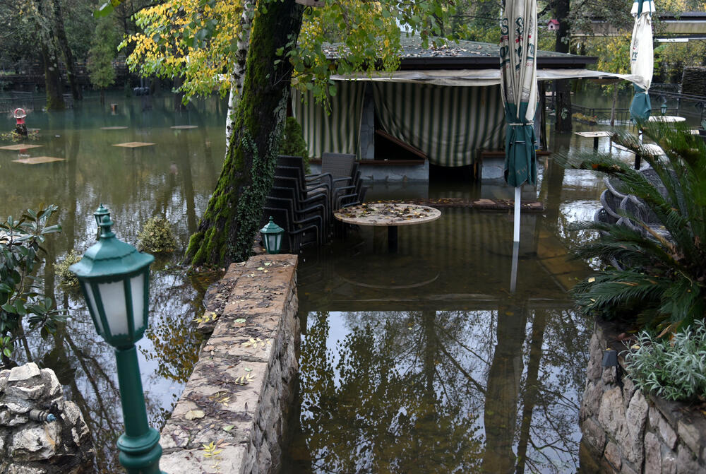 Fotoreporter "Vijesti" Boris Pejović danas je obišao obalu Cijevne i podgorička naselja koja su najviše pogođena obilnim padavinama. U galeriji pogledajte šta je zabilježio.