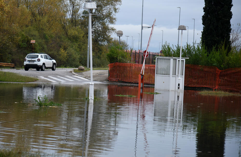 Fotoreporter "Vijesti" Boris Pejović danas je obišao obalu Cijevne i podgorička naselja koja su najviše pogođena obilnim padavinama. U galeriji pogledajte šta je zabilježio.