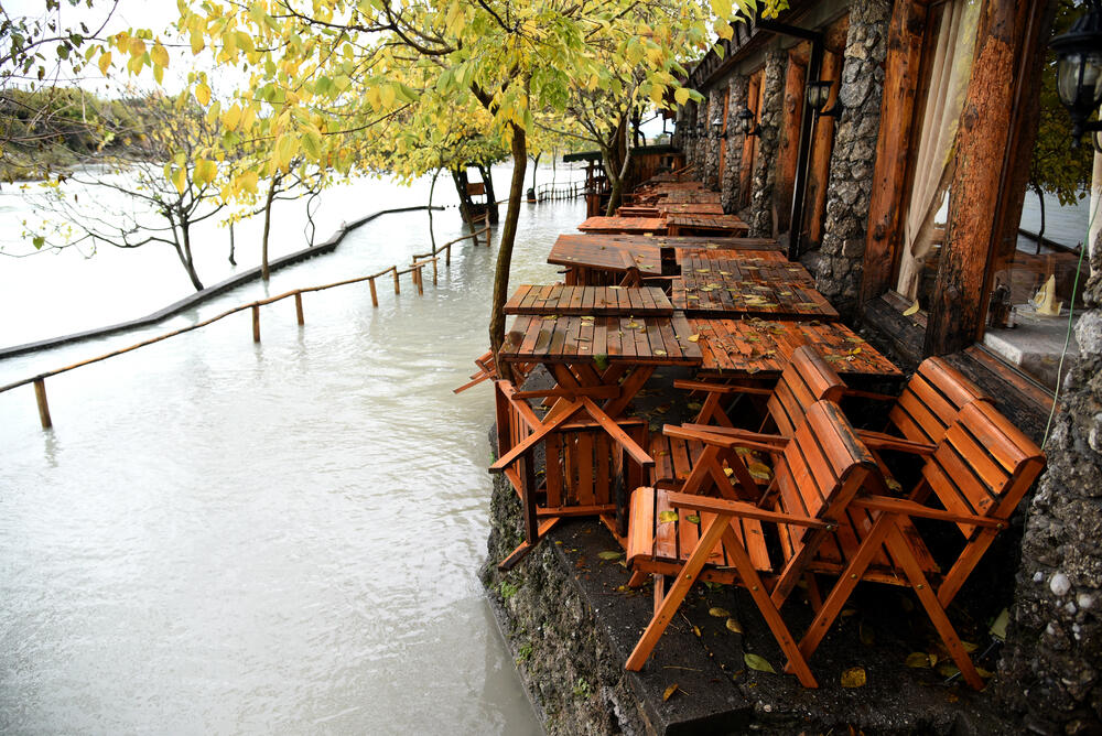 Fotoreporter "Vijesti" Boris Pejović danas je obišao obalu Cijevne i podgorička naselja koja su najviše pogođena obilnim padavinama. U galeriji pogledajte šta je zabilježio.