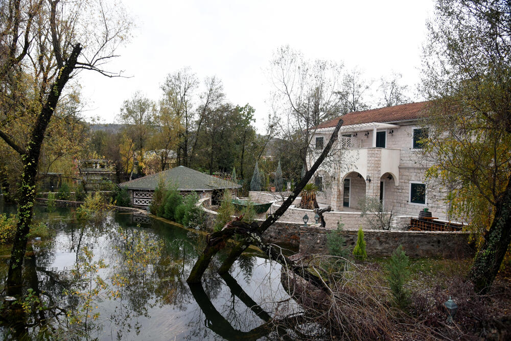 Fotoreporter "Vijesti" Boris Pejović danas je obišao obalu Cijevne i podgorička naselja koja su najviše pogođena obilnim padavinama. U galeriji pogledajte šta je zabilježio.