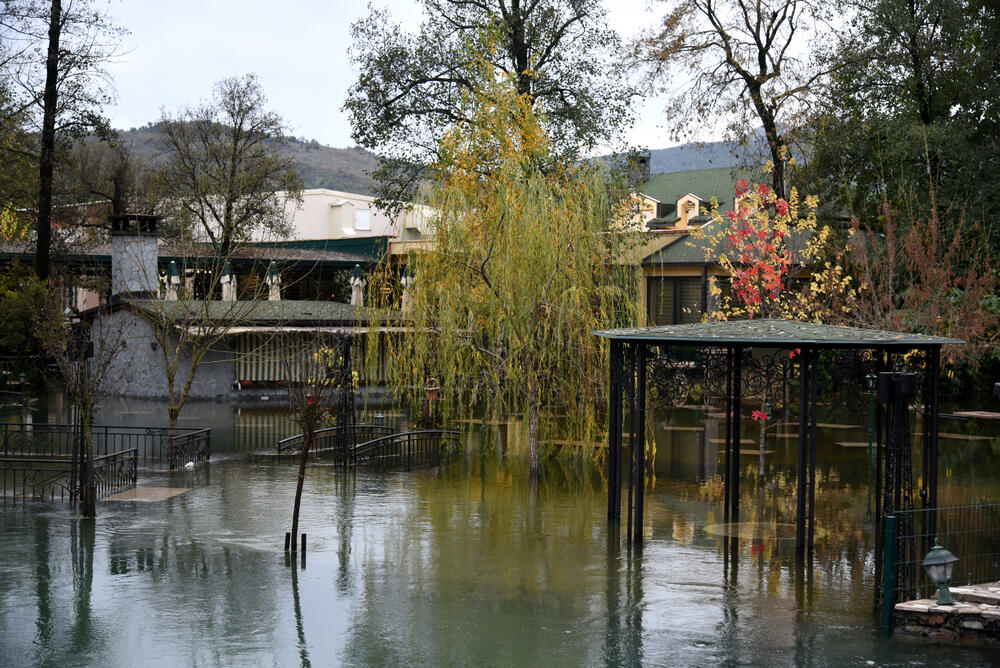 Fotoreporter "Vijesti" Boris Pejović danas je obišao obalu Cijevne i podgorička naselja koja su najviše pogođena obilnim padavinama. U galeriji pogledajte šta je zabilježio.