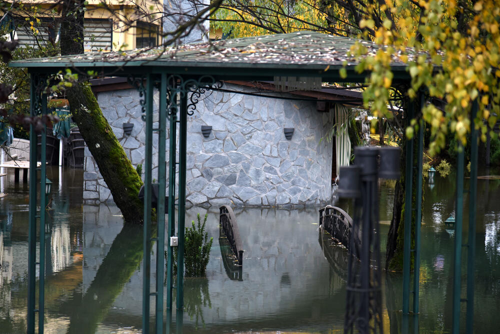 Fotoreporter "Vijesti" Boris Pejović danas je obišao obalu Cijevne i podgorička naselja koja su najviše pogođena obilnim padavinama. U galeriji pogledajte šta je zabilježio.