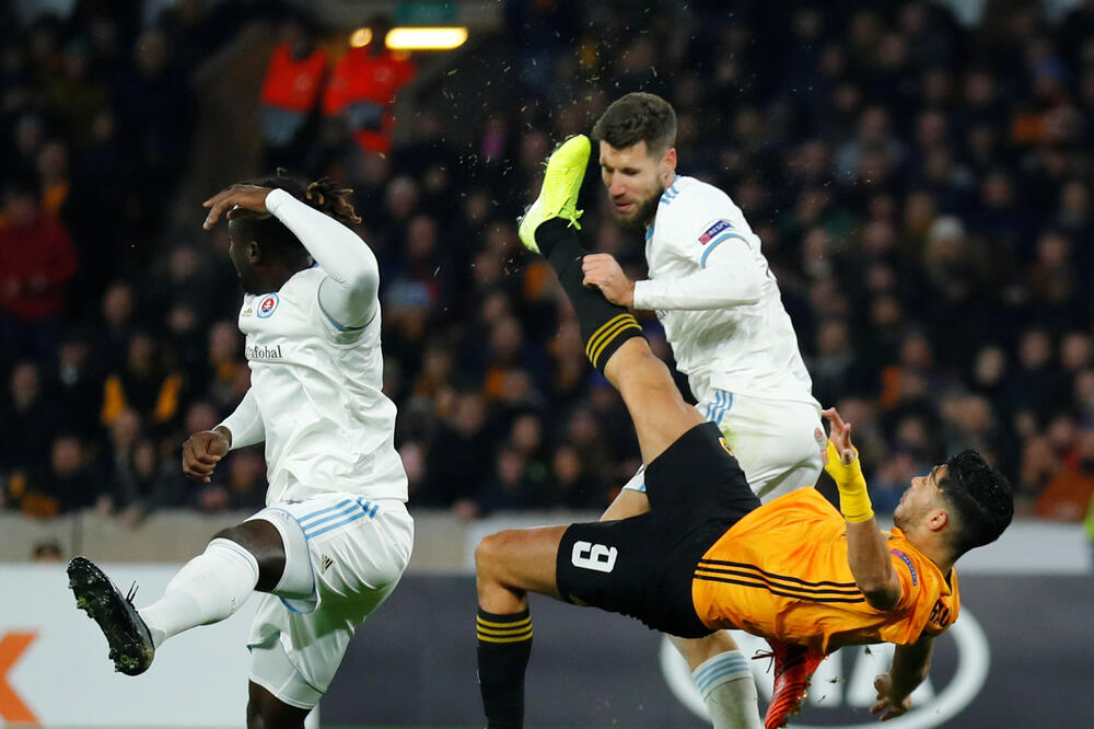 Trenutak prije nego što je Himenes udario Bajrića, Foto: Reuters