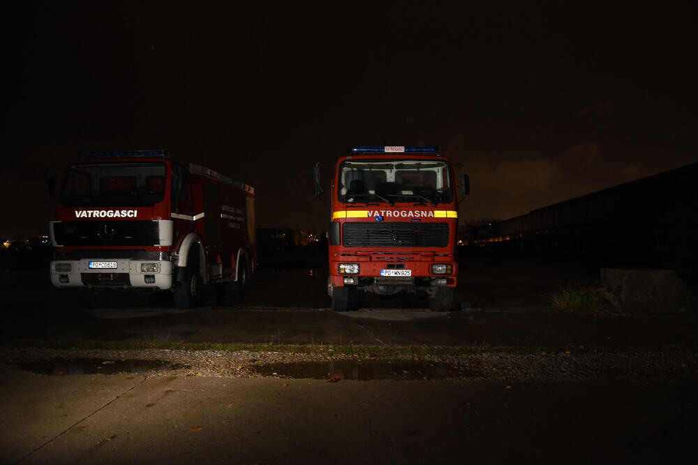 Sablasan prizor vatrogasnih vozila u mraku, Foto: Zoran Đurić