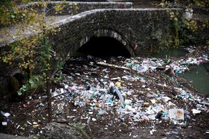 FOTO U Ribnici ponovo gomila smeća: Plastične kese, boce, lopte...