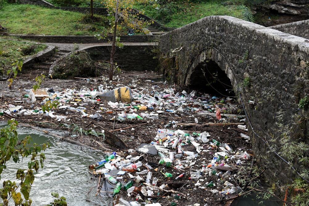 Nakon obilnih kiša na Skalinama su, nakon povlačenja vode, ostale velike količine otpada. Radnici Čistoće juče su očistili smeće ispod starog mosta na Ribnici, a na Skalinama je i ovog jutra bila gomila smeća. Pogledajte fotografije koje je zabilježio fotoreporter "Vijesti" Boris Pejović.