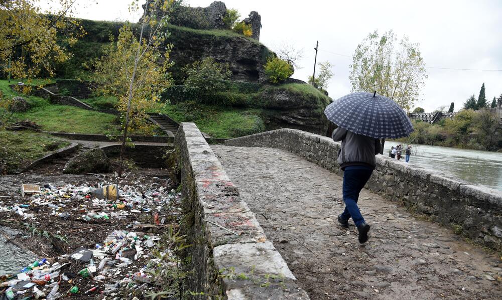 Nakon obilnih kiša na Skalinama su, nakon povlačenja vode, ostale velike količine otpada. Radnici Čistoće juče su očistili smeće ispod starog mosta na Ribnici, a na Skalinama je i ovog jutra bila gomila smeća. Pogledajte fotografije koje je zabilježio fotoreporter "Vijesti" Boris Pejović.