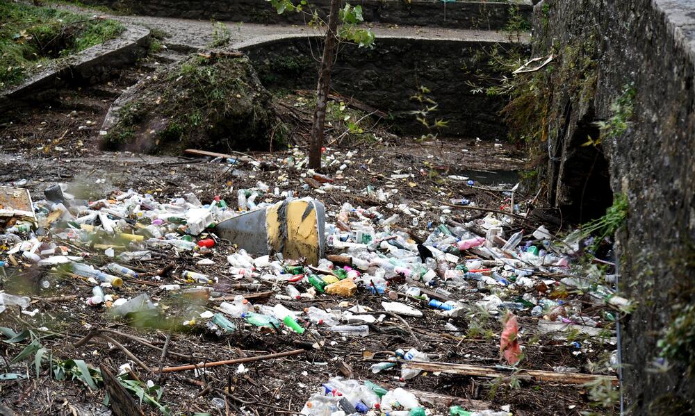 Nakon obilnih kiša na Skalinama su, nakon povlačenja vode, ostale velike količine otpada. Radnici Čistoće juče su očistili smeće ispod starog mosta na Ribnici, a na Skalinama je i ovog jutra bila gomila smeća. Pogledajte fotografije koje je zabilježio fotoreporter "Vijesti" Boris Pejović.