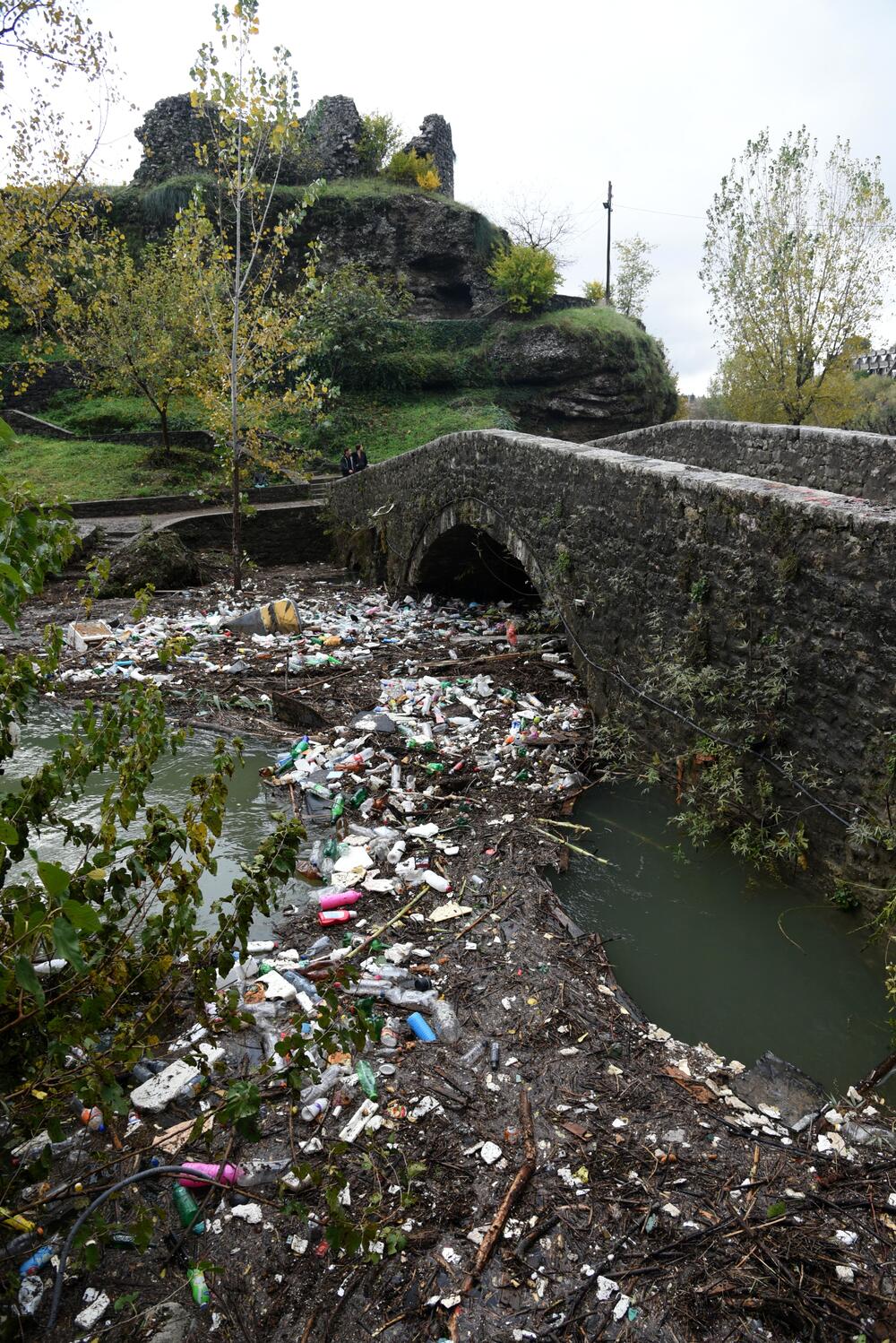 Nakon obilnih kiša na Skalinama su, nakon povlačenja vode, ostale velike količine otpada. Radnici Čistoće juče su očistili smeće ispod starog mosta na Ribnici, a na Skalinama je i ovog jutra bila gomila smeća. Pogledajte fotografije koje je zabilježio fotoreporter "Vijesti" Boris Pejović.