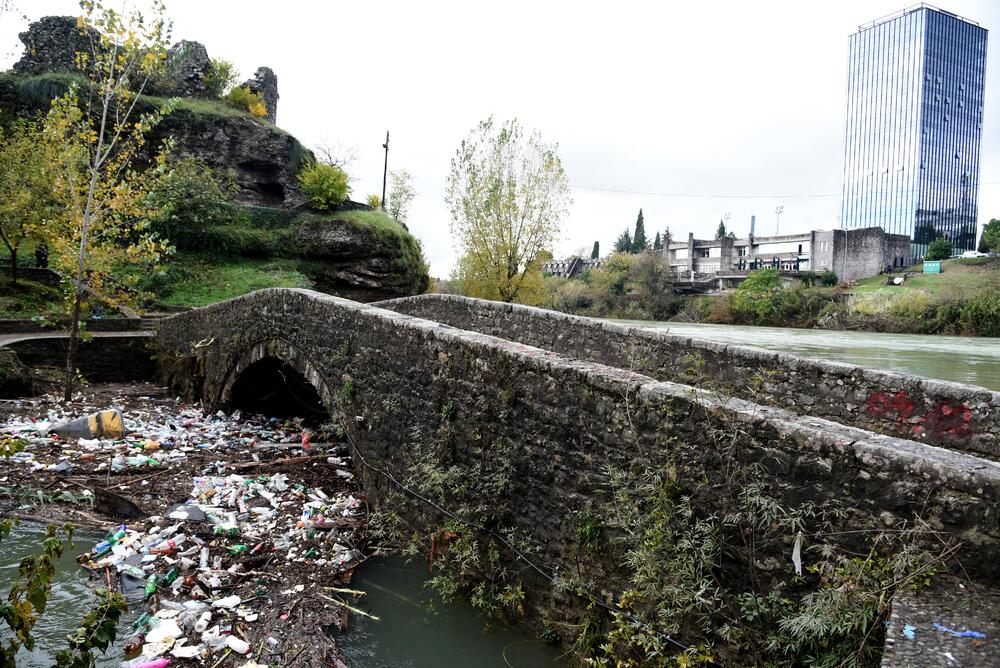 Nakon obilnih kiša na Skalinama su, nakon povlačenja vode, ostale velike količine otpada. Radnici Čistoće juče su očistili smeće ispod starog mosta na Ribnici, a na Skalinama je i ovog jutra bila gomila smeća. Pogledajte fotografije koje je zabilježio fotoreporter "Vijesti" Boris Pejović.