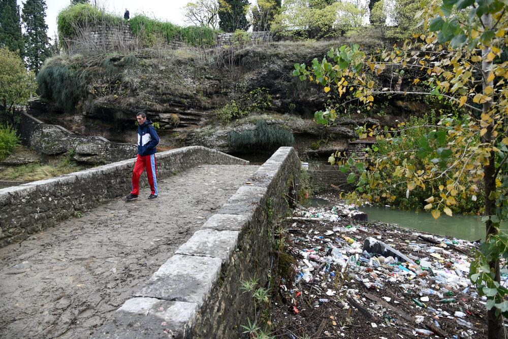 Nakon obilnih kiša na Skalinama su, nakon povlačenja vode, ostale velike količine otpada. Radnici Čistoće juče su očistili smeće ispod starog mosta na Ribnici, a na Skalinama je i ovog jutra bila gomila smeća. Pogledajte fotografije koje je zabilježio fotoreporter "Vijesti" Boris Pejović.