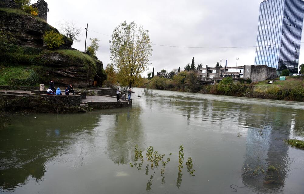 Nakon obilnih kiša na Skalinama su, nakon povlačenja vode, ostale velike količine otpada. Radnici Čistoće juče su očistili smeće ispod starog mosta na Ribnici, a na Skalinama je i ovog jutra bila gomila smeća. Pogledajte fotografije koje je zabilježio fotoreporter "Vijesti" Boris Pejović.