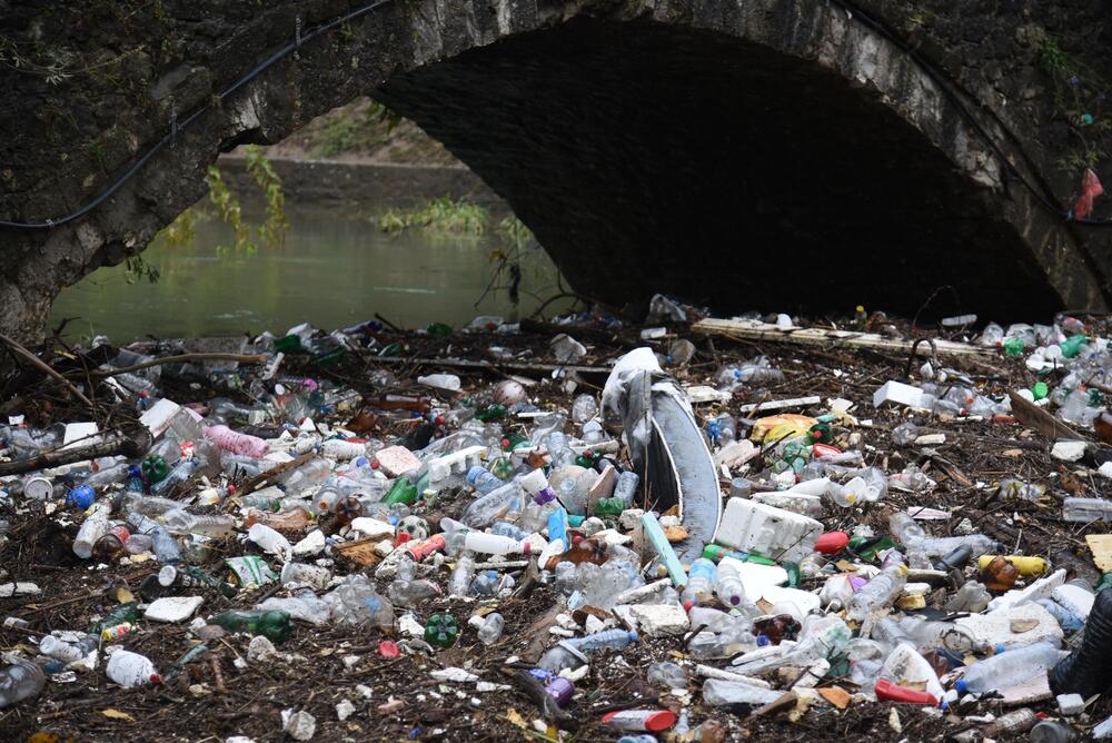 Nakon obilnih kiša na Skalinama su, nakon povlačenja vode, ostale velike količine otpada. Radnici Čistoće juče su očistili smeće ispod starog mosta na Ribnici, a na Skalinama je i ovog jutra bila gomila smeća. Pogledajte fotografije koje je zabilježio fotoreporter "Vijesti" Boris Pejović.