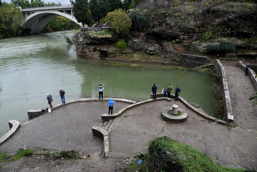 Nakon obilnih kiša na Skalinama su, nakon povlačenja vode, ostale velike količine otpada. Radnici Čistoće juče su očistili smeće ispod starog mosta na Ribnici, a na Skalinama je i ovog jutra bila gomila smeća. Pogledajte fotografije koje je zabilježio fotoreporter "Vijesti" Boris Pejović.