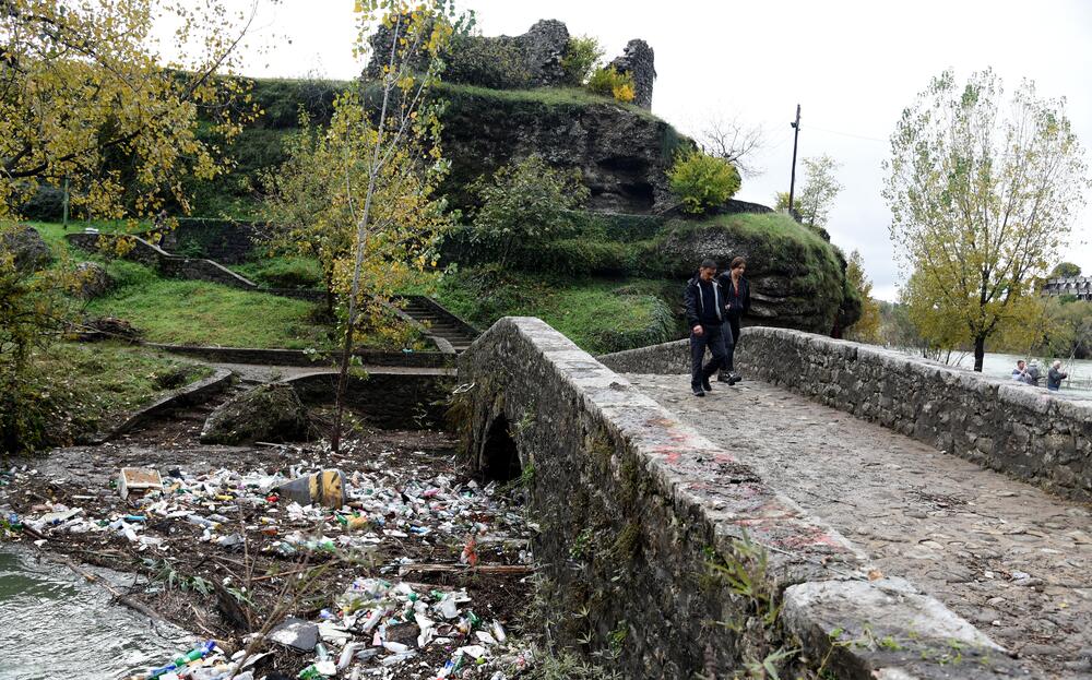Nakon obilnih kiša na Skalinama su, nakon povlačenja vode, ostale velike količine otpada. Radnici Čistoće juče su očistili smeće ispod starog mosta na Ribnici, a na Skalinama je i ovog jutra bila gomila smeća. Pogledajte fotografije koje je zabilježio fotoreporter "Vijesti" Boris Pejović.