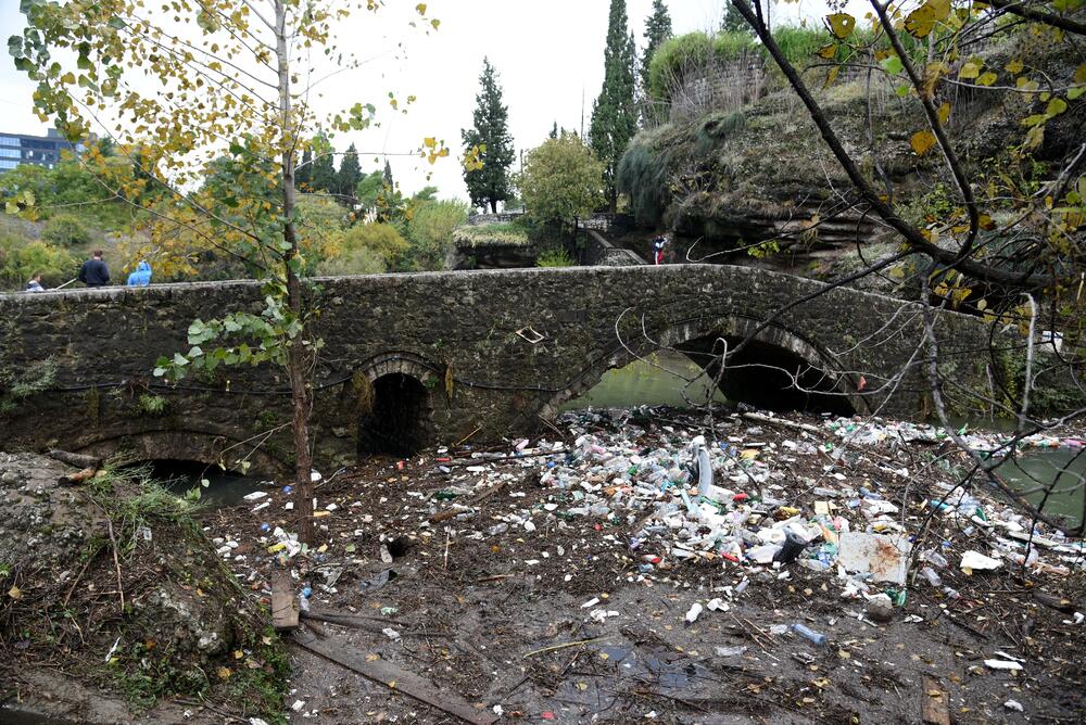 Nakon obilnih kiša na Skalinama su, nakon povlačenja vode, ostale velike količine otpada. Radnici Čistoće juče su očistili smeće ispod starog mosta na Ribnici, a na Skalinama je i ovog jutra bila gomila smeća. Pogledajte fotografije koje je zabilježio fotoreporter "Vijesti" Boris Pejović.