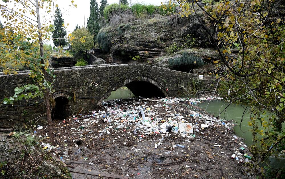 Nakon obilnih kiša na Skalinama su, nakon povlačenja vode, ostale velike količine otpada. Radnici Čistoće juče su očistili smeće ispod starog mosta na Ribnici, a na Skalinama je i ovog jutra bila gomila smeća. Pogledajte fotografije koje je zabilježio fotoreporter "Vijesti" Boris Pejović.