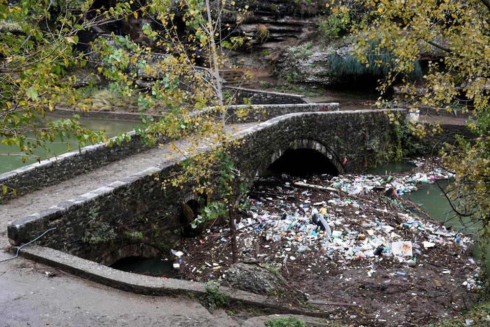 Nakon obilnih kiša na Skalinama su, nakon povlačenja vode, ostale velike količine otpada. Radnici Čistoće juče su očistili smeće ispod starog mosta na Ribnici, a na Skalinama je i ovog jutra bila gomila smeća. Pogledajte fotografije koje je zabilježio fotoreporter "Vijesti" Boris Pejović.