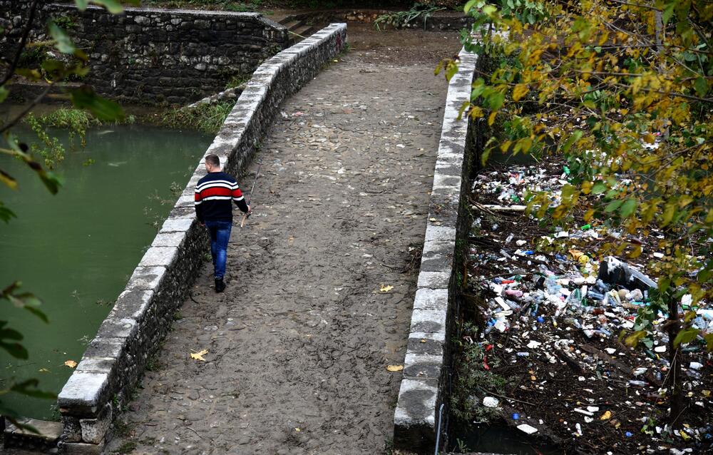 Nakon obilnih kiša na Skalinama su, nakon povlačenja vode, ostale velike količine otpada. Radnici Čistoće juče su očistili smeće ispod starog mosta na Ribnici, a na Skalinama je i ovog jutra bila gomila smeća. Pogledajte fotografije koje je zabilježio fotoreporter "Vijesti" Boris Pejović.