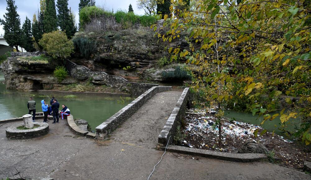 Nakon obilnih kiša na Skalinama su, nakon povlačenja vode, ostale velike količine otpada. Radnici Čistoće juče su očistili smeće ispod starog mosta na Ribnici, a na Skalinama je i ovog jutra bila gomila smeća. Pogledajte fotografije koje je zabilježio fotoreporter "Vijesti" Boris Pejović.