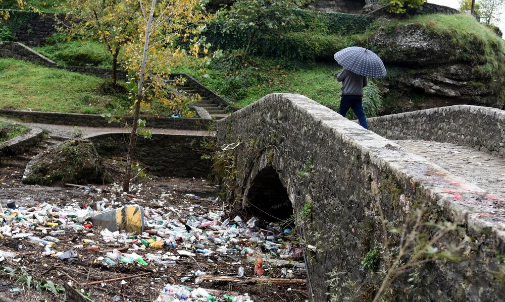 Nakon obilnih kiša na Skalinama su, nakon povlačenja vode, ostale velike količine otpada. Radnici Čistoće juče su očistili smeće ispod starog mosta na Ribnici, a na Skalinama je i ovog jutra bila gomila smeća. Pogledajte fotografije koje je zabilježio fotoreporter "Vijesti" Boris Pejović.