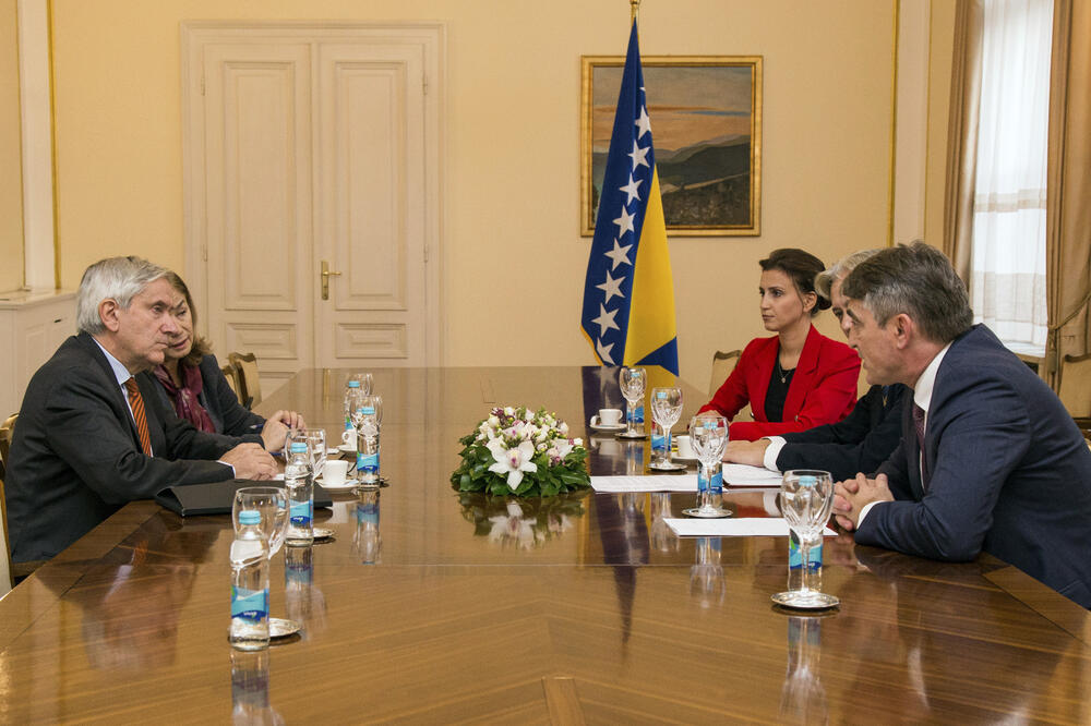 Komšić (desno) na sastanku sa Rusonom, Foto: BETA/AP