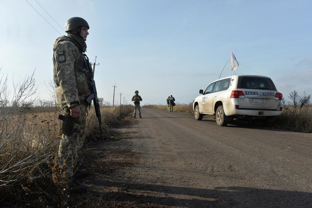 Ukrajinski vojnici i vozilo OEBS u Bogdanivki, Foto: Reuters