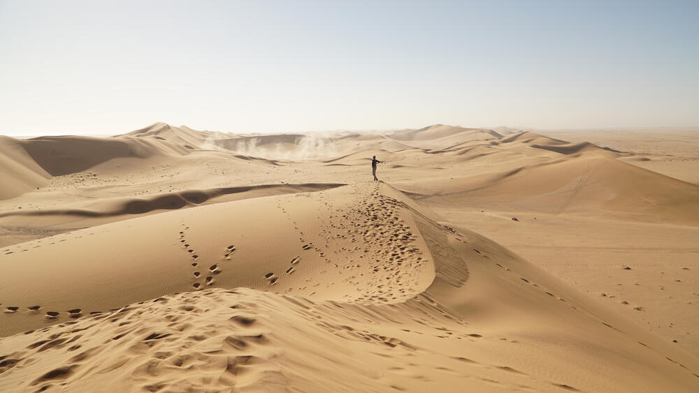 Dina "7" smatra se najvišom pješčanom dinom na svijetu, a izdiže se čak na 383 metara visine. Nazivaju je još i "Big Daddy", a visoka je oko 170 metara. Da biste došli do vrha te namibijske dine, potrebno vam je oko sat vremena. S druge strane, spustiti se možete za svega pet minuta.